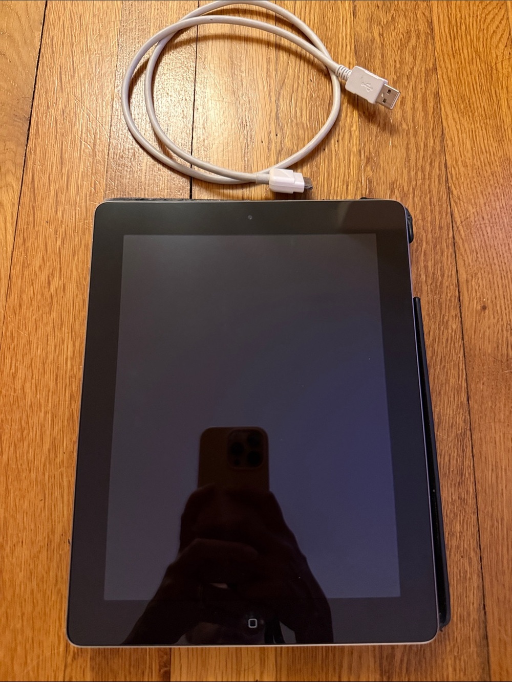 Apple iPad Second Generation 16gb with White USB Cable